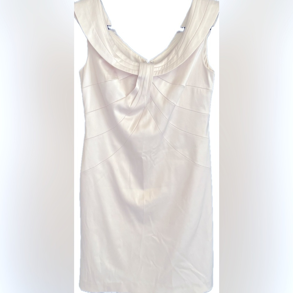 Beautiful formal dress. Perfect for a wedding season!